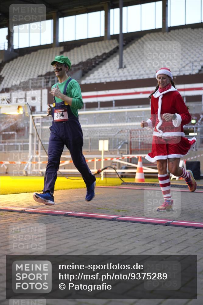 07.12.2025 - St. Pauli X-Mass-Run No. 15 Patografie http://msf.ph/oto/9375289 07.12.2025 10:02:17 Ziel 63, 304, 1828, 1829, 1934, 2604, 2923, 3944 meine-sportfotos.de