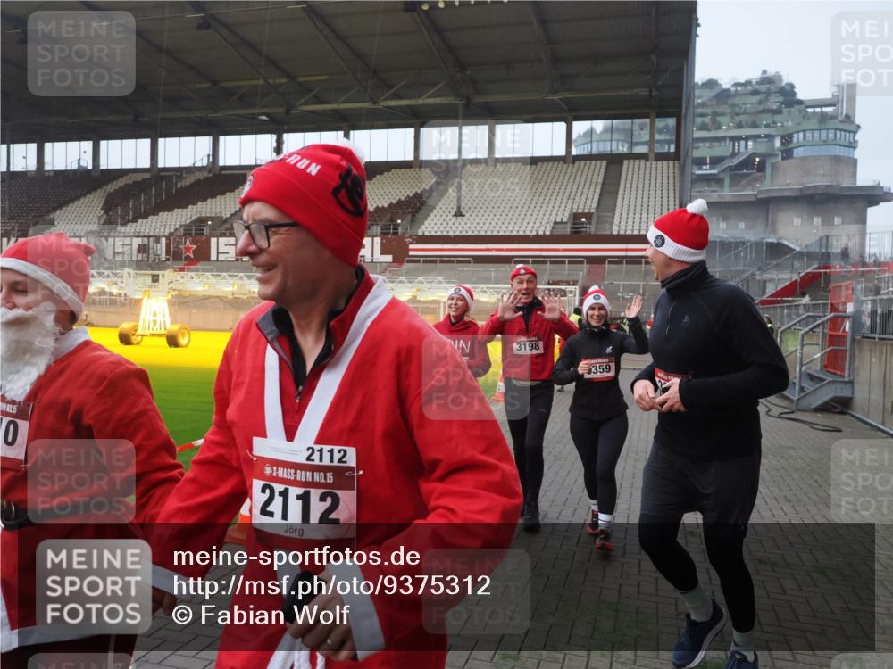 07.12.2025 - St. Pauli X-Mass-Run No. 15 Fabian Wolf http://msf.ph/oto/9375312 07.12.2025 10:04:01 Ziel 626, 628, 709, 1027, 1028, 1906, 2110, 2112, 3198, 3337, 3340, 3359, 3519, 4151 meine-sportfotos.de