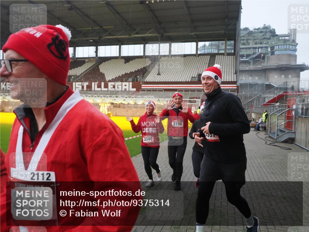 07.12.2025 - St. Pauli X-Mass-Run No. 15 Fabian Wolf http://msf.ph/oto/9375314 07.12.2025 10:04:02 Ziel 626, 628, 709, 1027, 1028, 1906, 2110, 2112, 3198, 3337, 3340, 3359, 3519, 4151 meine-sportfotos.de