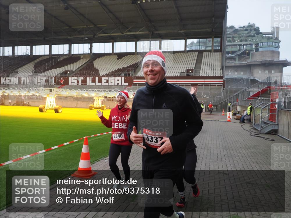 07.12.2025 - St. Pauli X-Mass-Run No. 15 Fabian Wolf http://msf.ph/oto/9375318 07.12.2025 10:04:02 Ziel 626, 628, 709, 1027, 1028, 1906, 2110, 2112, 3198, 3337, 3340, 3359, 3519, 4151 meine-sportfotos.de
