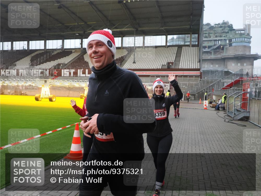 07.12.2025 - St. Pauli X-Mass-Run No. 15 Fabian Wolf http://msf.ph/oto/9375321 07.12.2025 10:04:02 Ziel 626, 628, 709, 1027, 1028, 1906, 2110, 2112, 3198, 3337, 3340, 3359, 3519, 4151 meine-sportfotos.de