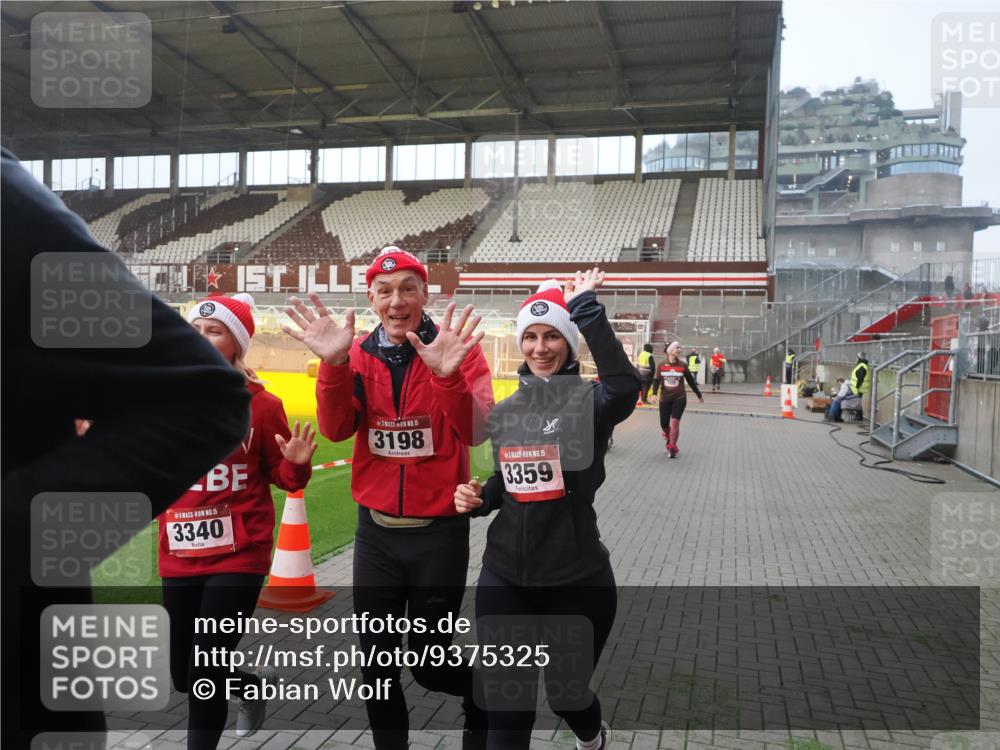 07.12.2025 - St. Pauli X-Mass-Run No. 15 Fabian Wolf http://msf.ph/oto/9375325 07.12.2025 10:04:03 Ziel 626, 628, 709, 1027, 1028, 1906, 2110, 2112, 3198, 3337, 3340, 3359, 3519, 4151 meine-sportfotos.de