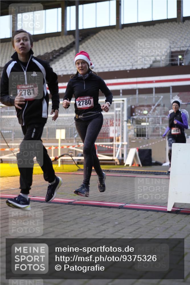 07.12.2025 - St. Pauli X-Mass-Run No. 15 Patografie http://msf.ph/oto/9375326 07.12.2025 10:02:39 Ziel 1105, 2510, 2514, 2780, 2781, 2908, 3518, 3892 meine-sportfotos.de