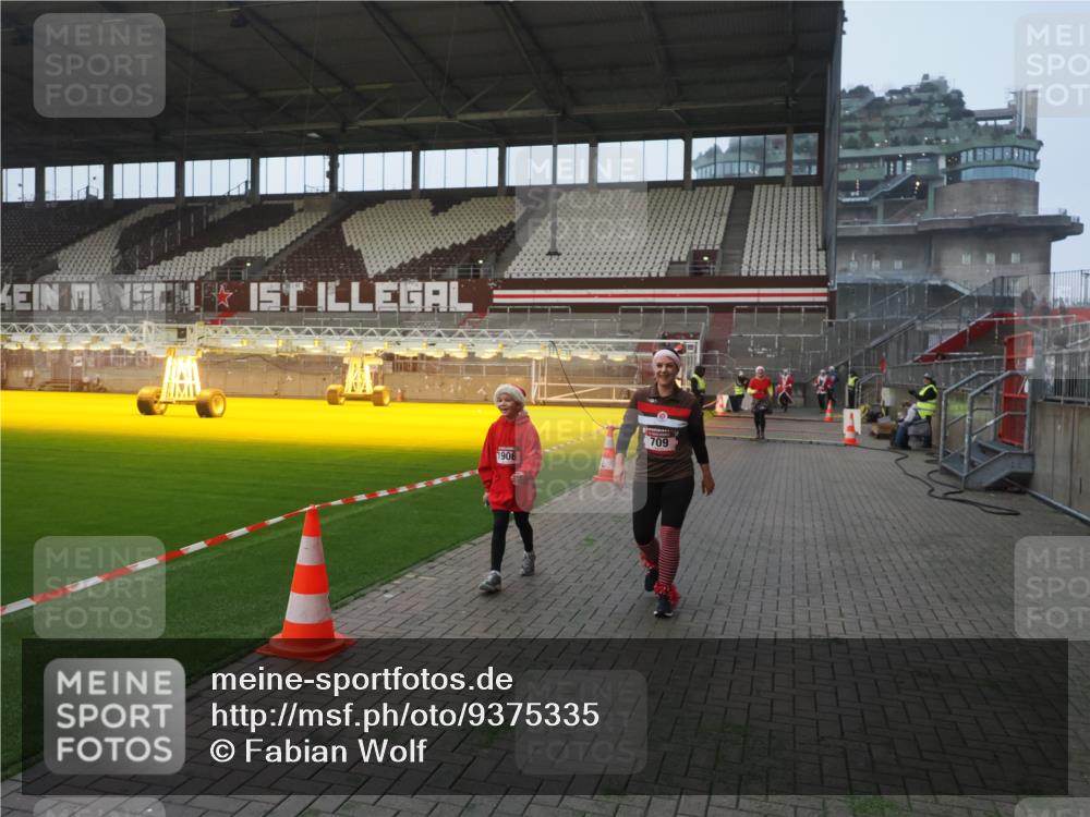 07.12.2025 - St. Pauli X-Mass-Run No. 15 Fabian Wolf http://msf.ph/oto/9375335 07.12.2025 10:04:07 Ziel 626, 628, 709, 1027, 1028, 1906, 2110, 2112, 3198, 3337, 3340, 3359, 3519, 4151 meine-sportfotos.de