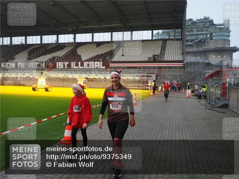 07.12.2025 - St. Pauli X-Mass-Run No. 15 Fabian Wolf http://msf.ph/oto/9375349 07.12.2025 10:04:08 Ziel 626, 628, 709, 1027, 1028, 1906, 2110, 2112, 3198, 3337, 3340, 3359, 3519, 4151 meine-sportfotos.de