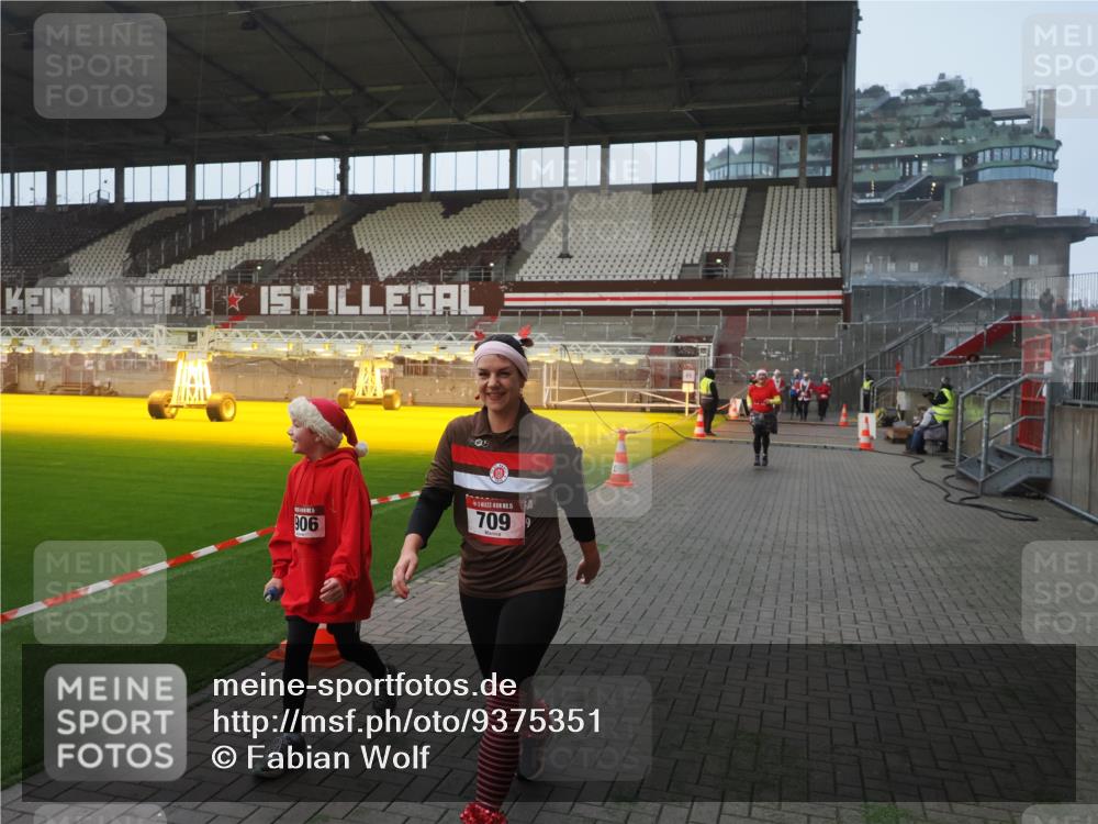 07.12.2025 - St. Pauli X-Mass-Run No. 15 Fabian Wolf http://msf.ph/oto/9375351 07.12.2025 10:04:08 Ziel 626, 628, 709, 1027, 1028, 1906, 2110, 2112, 3198, 3337, 3340, 3359, 3519, 4151 meine-sportfotos.de