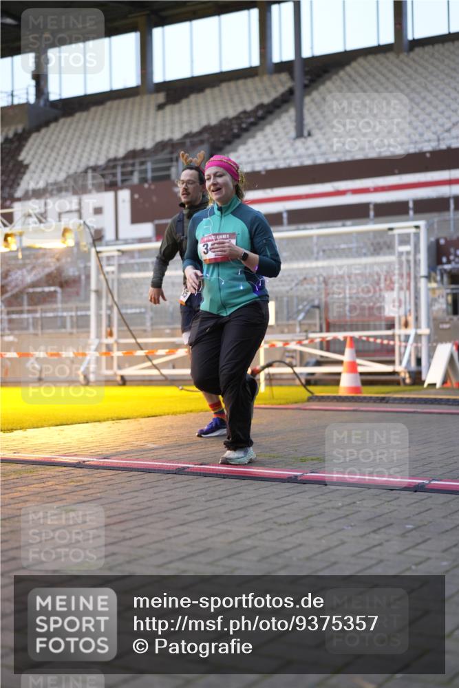 07.12.2025 - St. Pauli X-Mass-Run No. 15 Patografie http://msf.ph/oto/9375357 07.12.2025 10:02:53 Ziel 442, 443, 885, 918, 936, 943, 956, 1314, 2505, 2780, 2781, 3284, 3417, 3518, 3892 meine-sportfotos.de