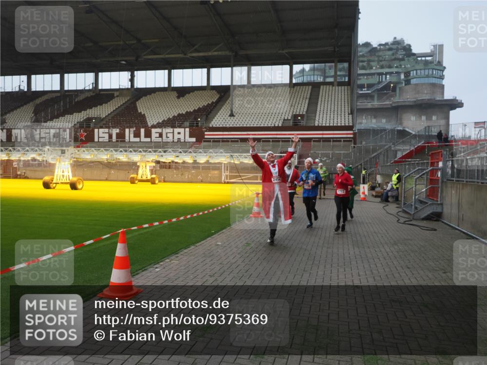 07.12.2025 - St. Pauli X-Mass-Run No. 15 Fabian Wolf http://msf.ph/oto/9375369 07.12.2025 10:04:17 Ziel 113, 1291, 1302, 1712, 1738, 2454, 3188 meine-sportfotos.de