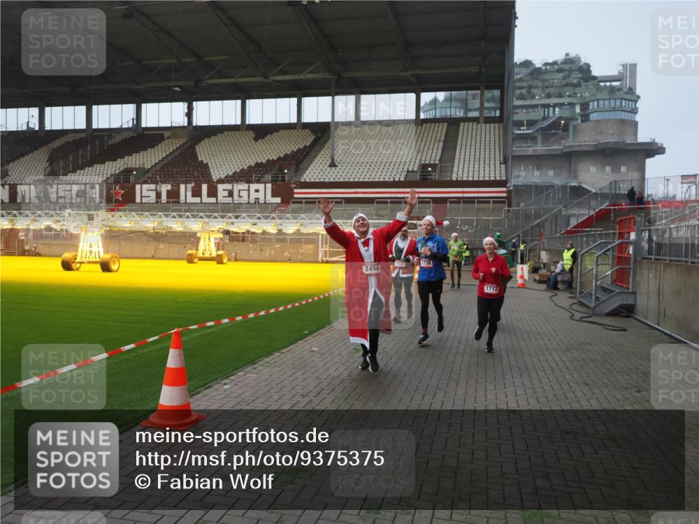 07.12.2025 - St. Pauli X-Mass-Run No. 15 Fabian Wolf http://msf.ph/oto/9375375 07.12.2025 10:04:17 Ziel 113, 1291, 1302, 1712, 1738, 2454, 3188 meine-sportfotos.de