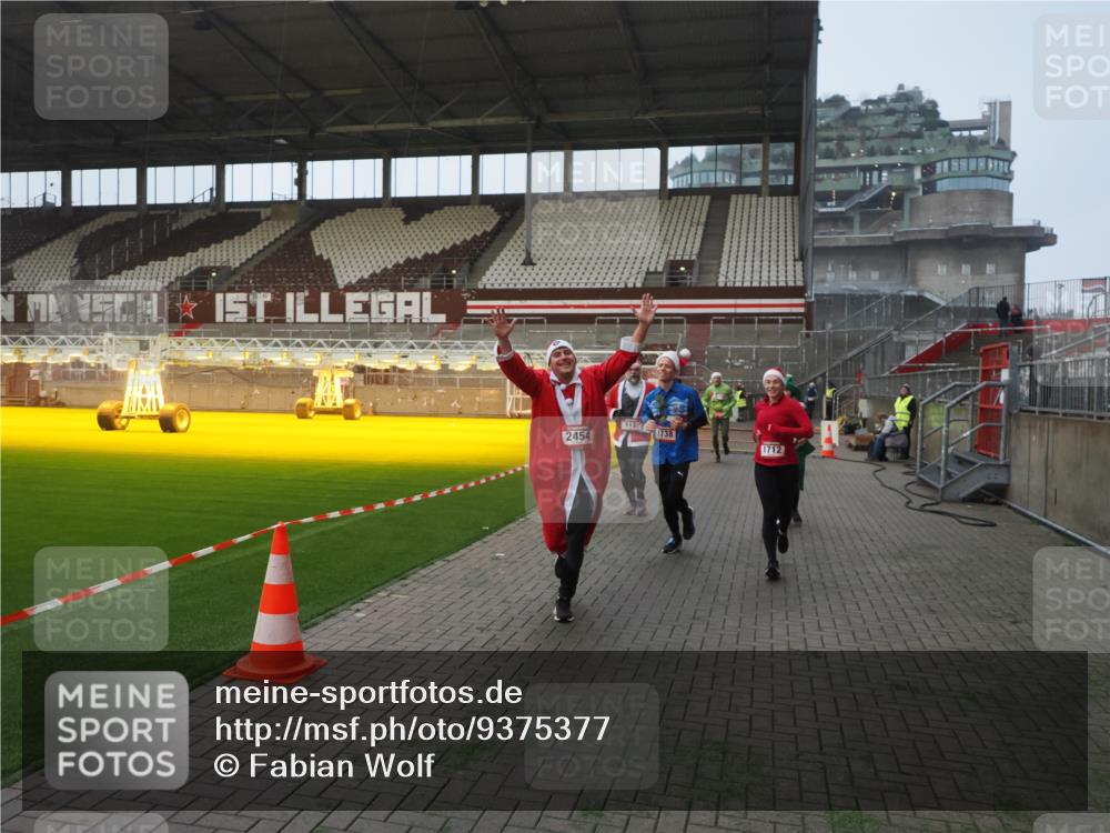 07.12.2025 - St. Pauli X-Mass-Run No. 15 Fabian Wolf http://msf.ph/oto/9375377 07.12.2025 10:04:18 Ziel 113, 1291, 1302, 1712, 1738, 2454, 3188, 4673 meine-sportfotos.de