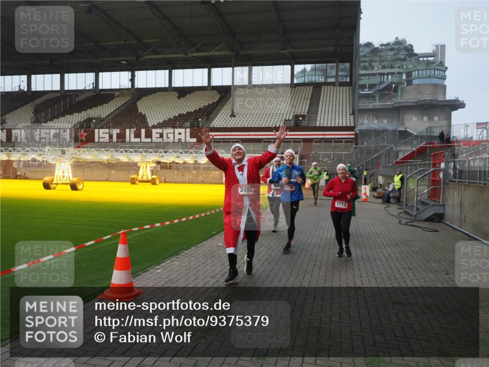 07.12.2025 - St. Pauli X-Mass-Run No. 15 Fabian Wolf http://msf.ph/oto/9375379 07.12.2025 10:04:18 Ziel 113, 1291, 1302, 1712, 1738, 2454, 3188, 4673 meine-sportfotos.de