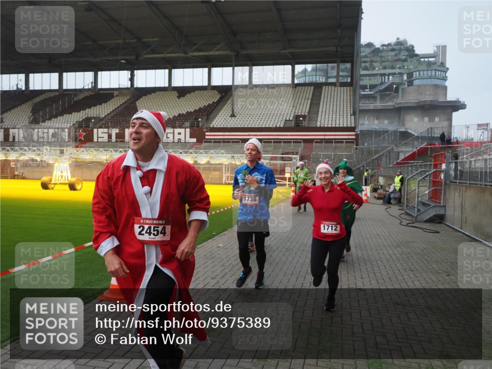 07.12.2025 - St. Pauli X-Mass-Run No. 15 Fabian Wolf http://msf.ph/oto/9375389 07.12.2025 10:04:19 Ziel 113, 1291, 1302, 1712, 1738, 2454, 3188, 4673 meine-sportfotos.de