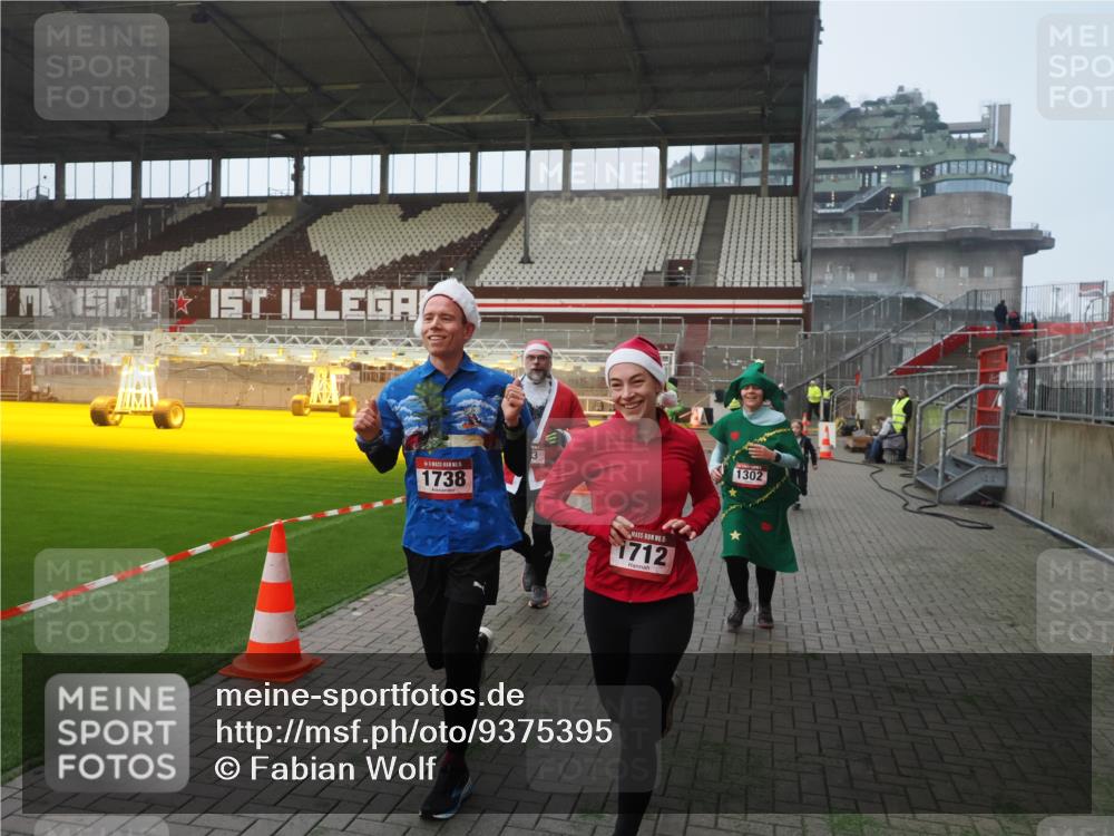 07.12.2025 - St. Pauli X-Mass-Run No. 15 Fabian Wolf http://msf.ph/oto/9375395 07.12.2025 10:04:19 Ziel 113, 1291, 1302, 1712, 1738, 2454, 3188, 4673 meine-sportfotos.de