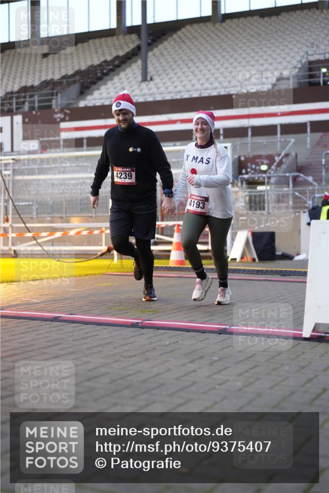 07.12.2025 - St. Pauli X-Mass-Run No. 15 Patografie http://msf.ph/oto/9375407 07.12.2025 10:03:21 Ziel 358, 460, 963, 965, 984, 1484, 1486, 1594, 2682, 2973, 2975, 4193, 4239 meine-sportfotos.de
