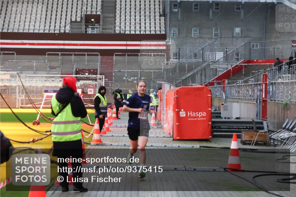 07.12.2025 - St. Pauli X-Mass-Run No. 15 Luisa Fischer http://msf.ph/oto/9375415 07.12.2025 09:50:26 Ziel 1896, 1896 meine-sportfotos.de