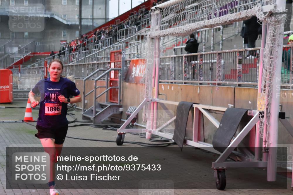 07.12.2025 - St. Pauli X-Mass-Run No. 15 Luisa Fischer http://msf.ph/oto/9375433 07.12.2025 09:50:29 Ziel 1, 5, 1896, 1896 meine-sportfotos.de