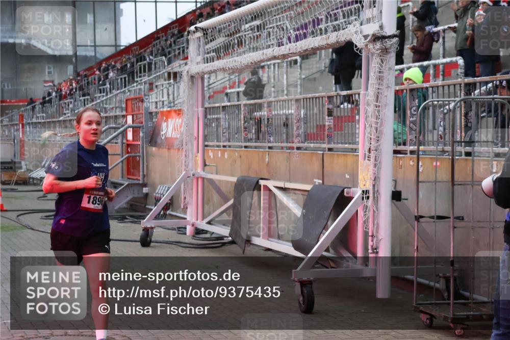 07.12.2025 - St. Pauli X-Mass-Run No. 15 Luisa Fischer http://msf.ph/oto/9375435 07.12.2025 09:50:29 Ziel 1896, 1896 meine-sportfotos.de