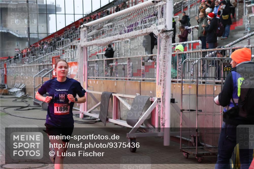 07.12.2025 - St. Pauli X-Mass-Run No. 15 Luisa Fischer http://msf.ph/oto/9375436 07.12.2025 09:50:29 Ziel 1896, 292, 1896 meine-sportfotos.de