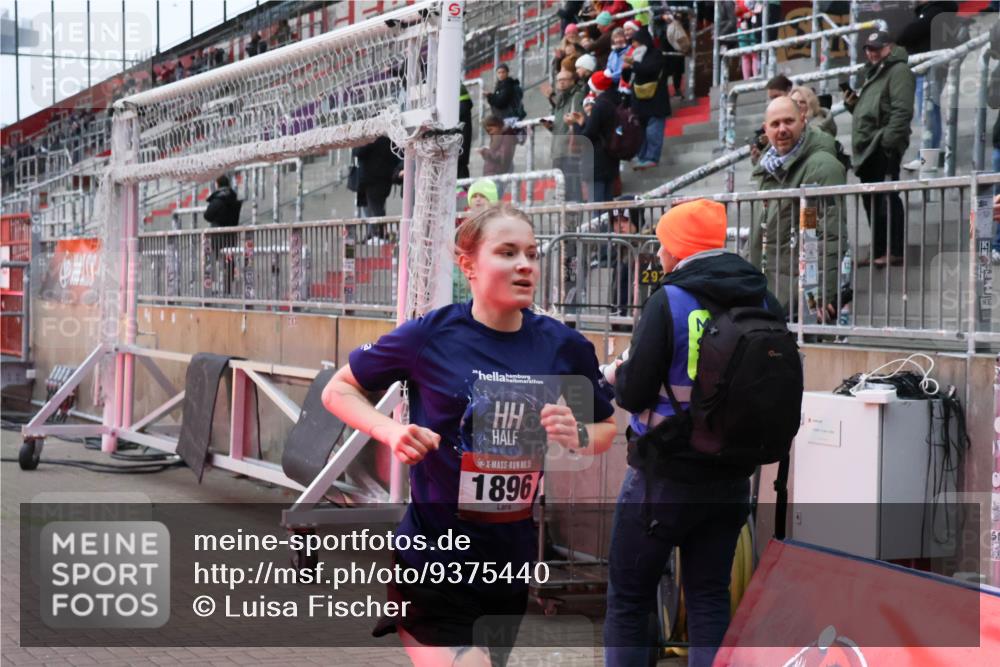 07.12.2025 - St. Pauli X-Mass-Run No. 15 Luisa Fischer http://msf.ph/oto/9375440 07.12.2025 09:50:30 Ziel 1896, 1896 meine-sportfotos.de