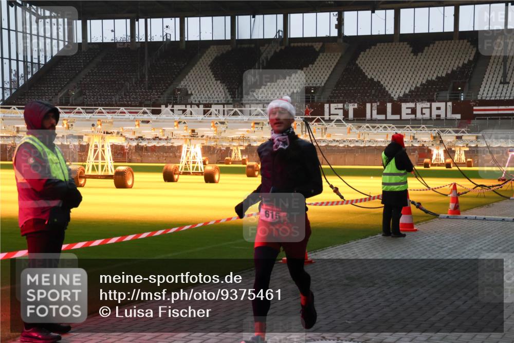 07.12.2025 - St. Pauli X-Mass-Run No. 15 Luisa Fischer http://msf.ph/oto/9375461 07.12.2025 09:51:18 Ziel 615, 615, 2224 meine-sportfotos.de