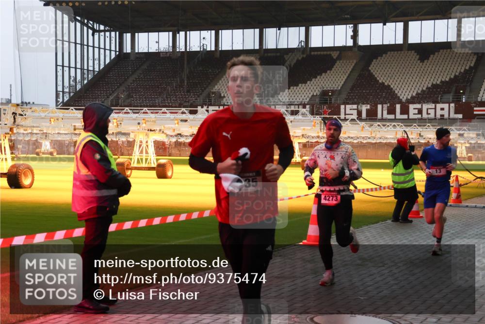 07.12.2025 - St. Pauli X-Mass-Run No. 15 Luisa Fischer http://msf.ph/oto/9375474 07.12.2025 09:51:34 Ziel 35, 4273, 13, 13, 615, 1258, 2030, 2135, 2224, 2646, 3110, 4273 meine-sportfotos.de
