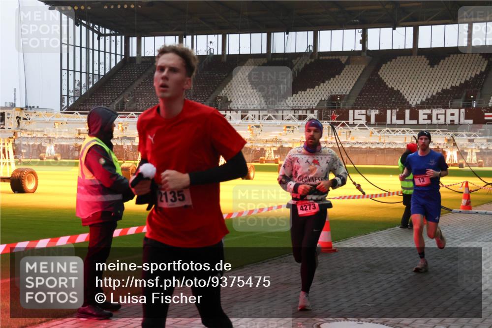 07.12.2025 - St. Pauli X-Mass-Run No. 15 Luisa Fischer http://msf.ph/oto/9375475 07.12.2025 09:51:34 Ziel 2135, 1896, 4273, 13, 13, 615, 1258, 2030, 2135, 2224, 2646, 3110, 4273 meine-sportfotos.de