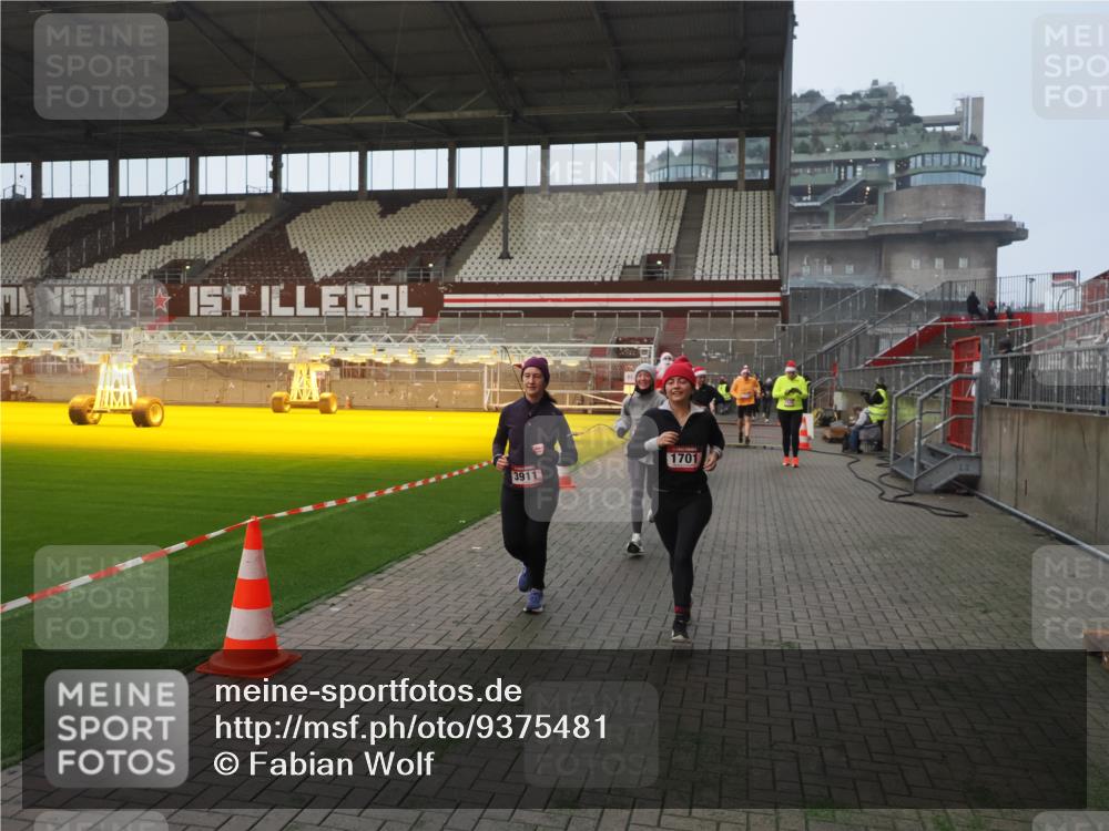 07.12.2025 - St. Pauli X-Mass-Run No. 15 Fabian Wolf http://msf.ph/oto/9375481 07.12.2025 10:04:34 Ziel 713, 1291, 1522, 1701, 1871, 2569, 2570, 3188, 3477, 3894, 3911, 4673 meine-sportfotos.de