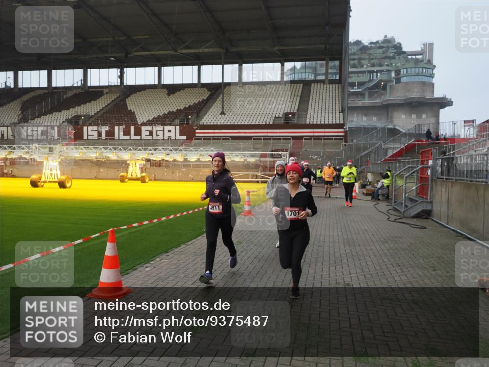 07.12.2025 - St. Pauli X-Mass-Run No. 15 Fabian Wolf http://msf.ph/oto/9375487 07.12.2025 10:04:34 Ziel 713, 1291, 1522, 1701, 1871, 2569, 2570, 3188, 3477, 3894, 3911, 4673 meine-sportfotos.de