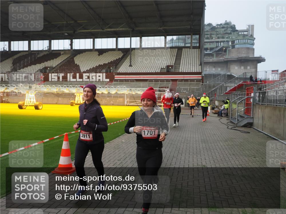 07.12.2025 - St. Pauli X-Mass-Run No. 15 Fabian Wolf http://msf.ph/oto/9375503 07.12.2025 10:04:34 Ziel 713, 1291, 1522, 1701, 1871, 2569, 2570, 3188, 3477, 3894, 3911, 4673 meine-sportfotos.de