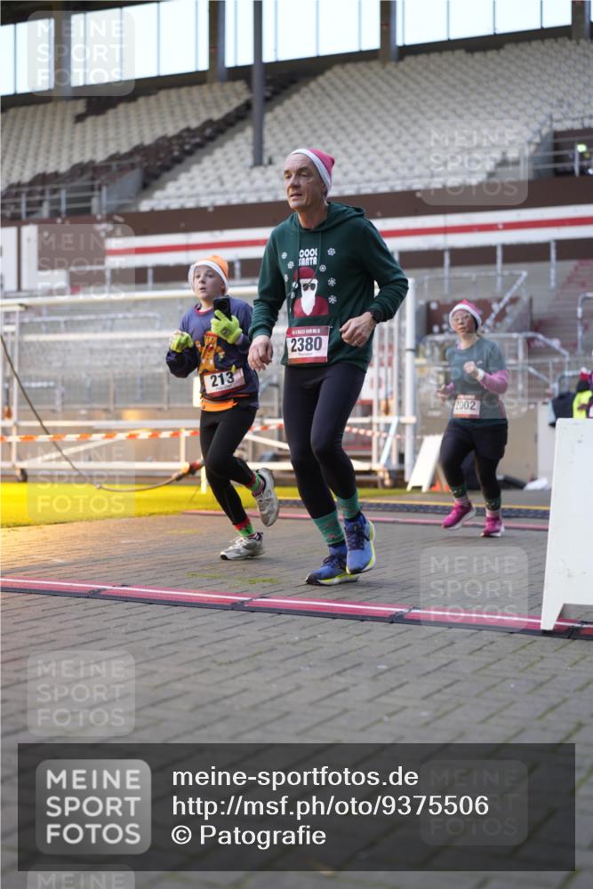 07.12.2025 - St. Pauli X-Mass-Run No. 15 Patografie http://msf.ph/oto/9375506 07.12.2025 10:03:33 Ziel 185, 213, 214, 358, 940, 984, 1023, 1263, 1264, 1484, 1486, 1506, 1888, 2002, 2366, 2380, 3334, 3734, 4193, 4239, 4660, 4667, 4679, 4680 meine-sportfotos.de