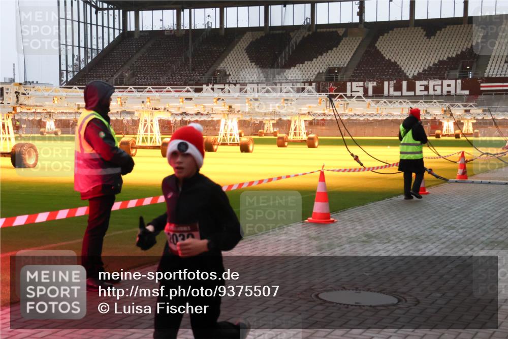 07.12.2025 - St. Pauli X-Mass-Run No. 15 Luisa Fischer http://msf.ph/oto/9375507 07.12.2025 09:51:41 Ziel 020, 13, 615, 1258, 1893, 2030, 2135, 2224, 2646, 3110, 4273 meine-sportfotos.de