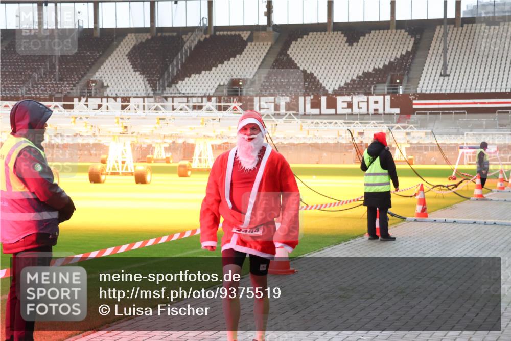 07.12.2025 - St. Pauli X-Mass-Run No. 15 Luisa Fischer http://msf.ph/oto/9375519 07.12.2025 09:52:33 Ziel 2494, 154, 1296, 2178, 2494 meine-sportfotos.de
