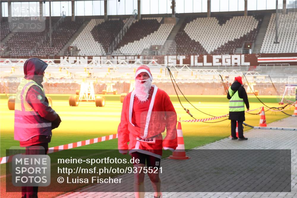 07.12.2025 - St. Pauli X-Mass-Run No. 15 Luisa Fischer http://msf.ph/oto/9375521 07.12.2025 09:52:33 Ziel 2494, 154, 1296, 2178, 2494 meine-sportfotos.de