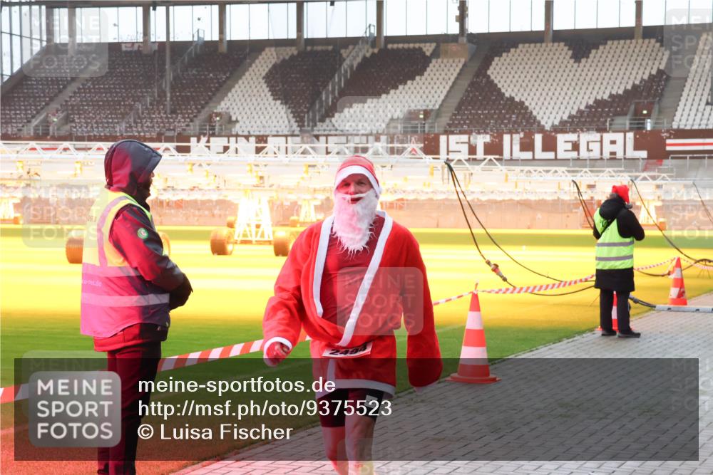 07.12.2025 - St. Pauli X-Mass-Run No. 15 Luisa Fischer http://msf.ph/oto/9375523 07.12.2025 09:52:34 Ziel 154, 1296, 2034, 2178, 2494 meine-sportfotos.de
