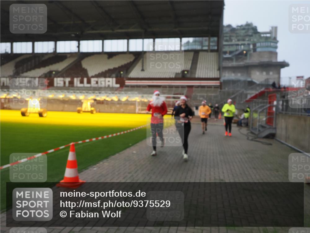 07.12.2025 - St. Pauli X-Mass-Run No. 15 Fabian Wolf http://msf.ph/oto/9375529 07.12.2025 10:04:36 Ziel 713, 1522, 1701, 1871, 2569, 2570, 3477, 3894, 3911, 4673 meine-sportfotos.de