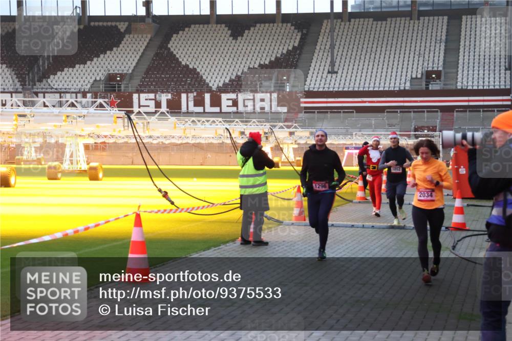 07.12.2025 - St. Pauli X-Mass-Run No. 15 Luisa Fischer http://msf.ph/oto/9375533 07.12.2025 09:52:49 Ziel 1296, 1052, 2034, 154, 195, 1052, 1296, 2034 meine-sportfotos.de