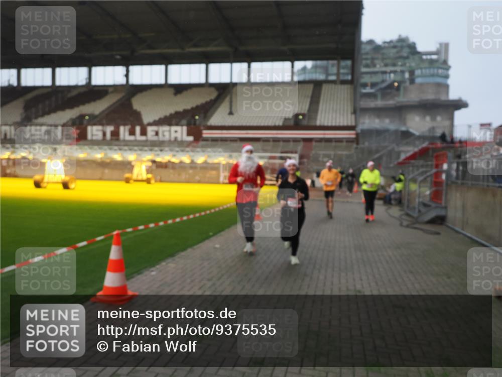 07.12.2025 - St. Pauli X-Mass-Run No. 15 Fabian Wolf http://msf.ph/oto/9375535 07.12.2025 10:04:37 Ziel 713, 1522, 1701, 1871, 2569, 2570, 3477, 3894, 3911, 4673 meine-sportfotos.de