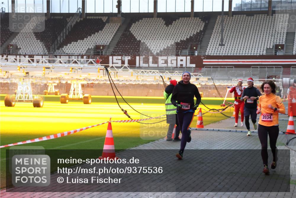 07.12.2025 - St. Pauli X-Mass-Run No. 15 Luisa Fischer http://msf.ph/oto/9375536 07.12.2025 09:52:49 Ziel 296, 1052, 2034, 154, 195, 1052, 1296, 2034 meine-sportfotos.de