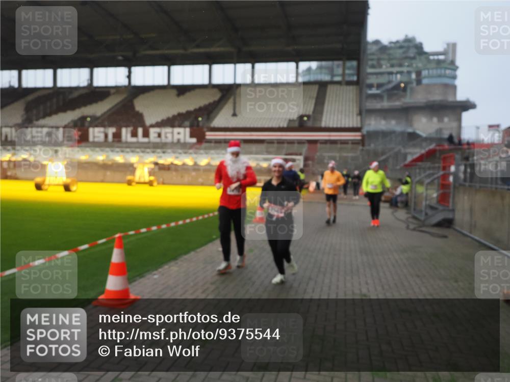 07.12.2025 - St. Pauli X-Mass-Run No. 15 Fabian Wolf http://msf.ph/oto/9375544 07.12.2025 10:04:37 Ziel 713, 1522, 1701, 1871, 2569, 2570, 3477, 3894, 3911, 4673 meine-sportfotos.de