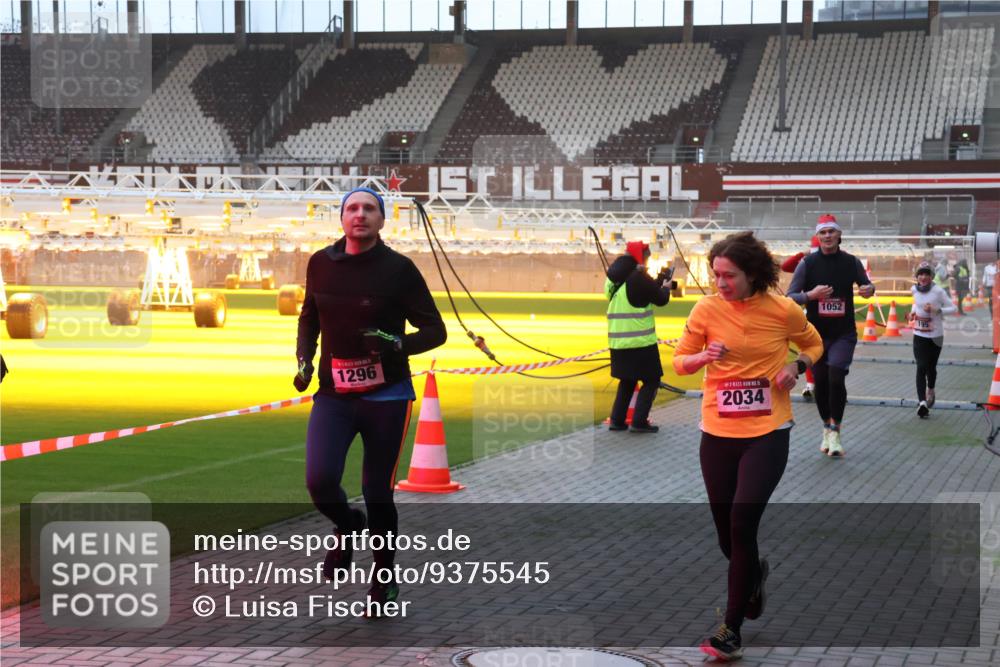 07.12.2025 - St. Pauli X-Mass-Run No. 15 Luisa Fischer http://msf.ph/oto/9375545 07.12.2025 09:52:51 Ziel 1296, 15, 2034, 1052, 195, 154, 195, 1052, 1296, 2034 meine-sportfotos.de