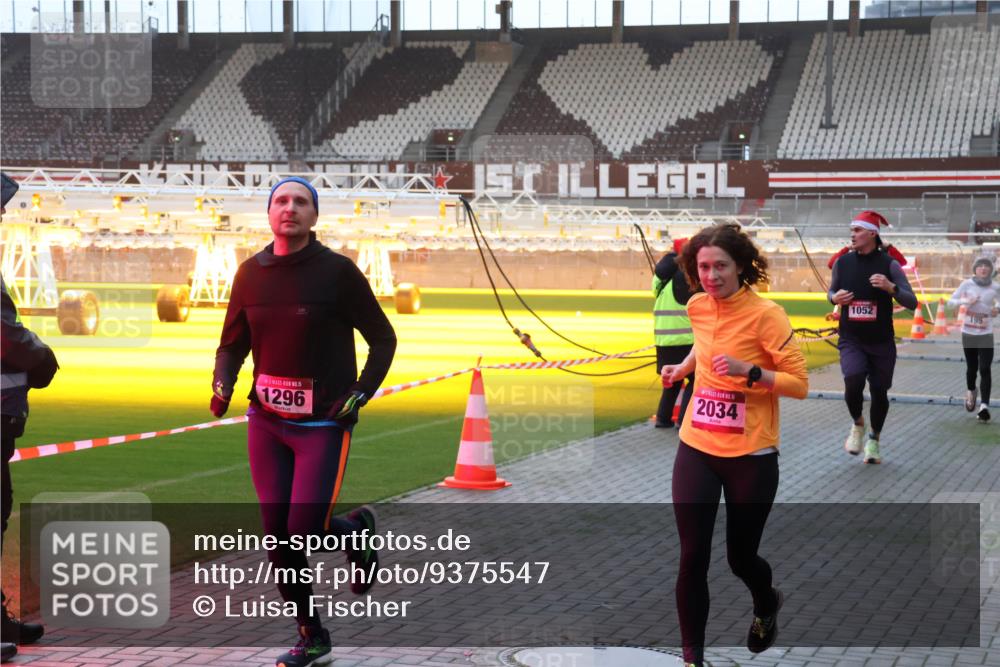 07.12.2025 - St. Pauli X-Mass-Run No. 15 Luisa Fischer http://msf.ph/oto/9375547 07.12.2025 09:52:51 Ziel 15, 1296, 15, 2034, 1052, 195, 154, 195, 1052, 1296, 2034 meine-sportfotos.de