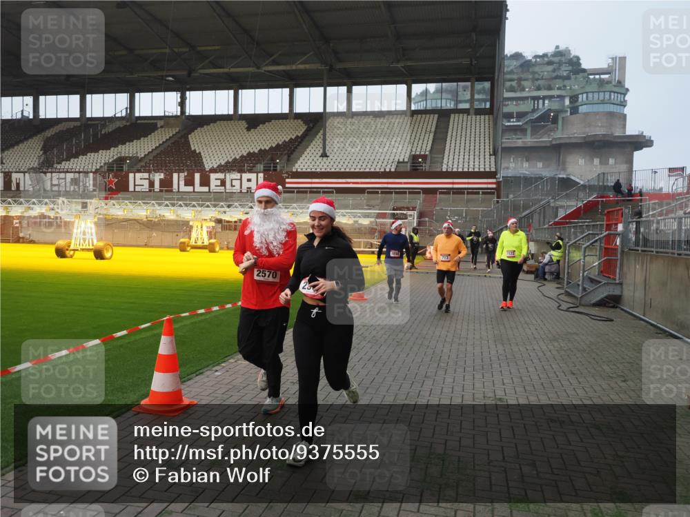 07.12.2025 - St. Pauli X-Mass-Run No. 15 Fabian Wolf http://msf.ph/oto/9375555 07.12.2025 10:04:38 Ziel 713, 1522, 1701, 1871, 2569, 2570, 3477, 3894, 3911, 4080, 4553, 4557, 4673 meine-sportfotos.de