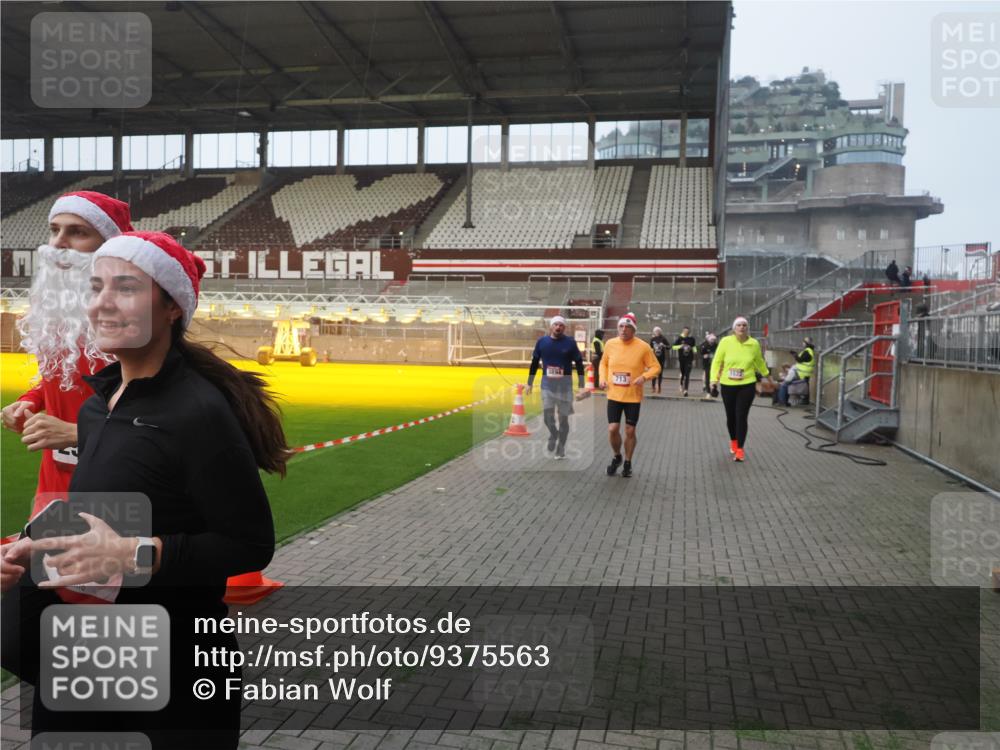 07.12.2025 - St. Pauli X-Mass-Run No. 15 Fabian Wolf http://msf.ph/oto/9375563 07.12.2025 10:04:38 Ziel 713, 1522, 1701, 1871, 2569, 2570, 3477, 3894, 3911, 4080, 4553, 4557, 4673 meine-sportfotos.de