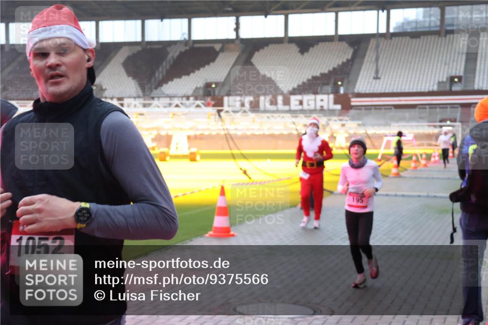 07.12.2025 - St. Pauli X-Mass-Run No. 15 Luisa Fischer http://msf.ph/oto/9375566 07.12.2025 09:52:56 Ziel 1052, 101, 1012, 195, 154, 195, 1052, 1241, 1296, 2034 meine-sportfotos.de