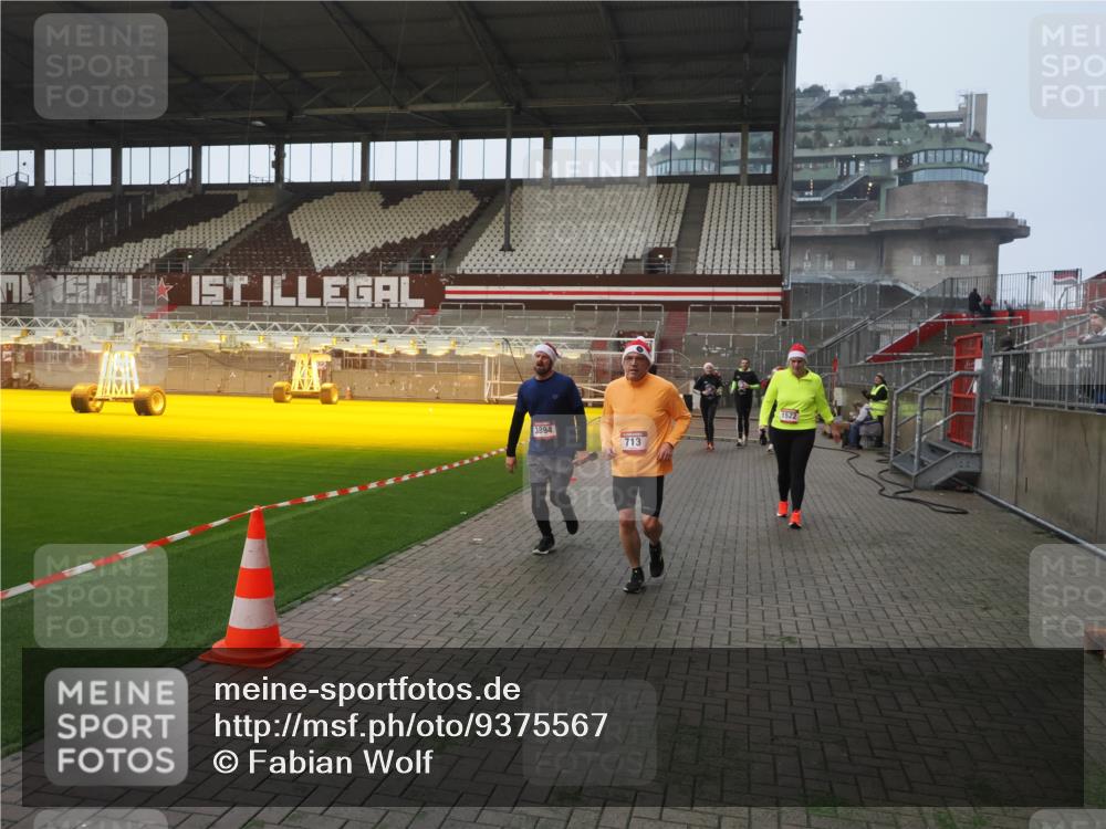 07.12.2025 - St. Pauli X-Mass-Run No. 15 Fabian Wolf http://msf.ph/oto/9375567 07.12.2025 10:04:39 Ziel 713, 1522, 1701, 1871, 2569, 2570, 3477, 3894, 3911, 4080, 4553, 4557 meine-sportfotos.de