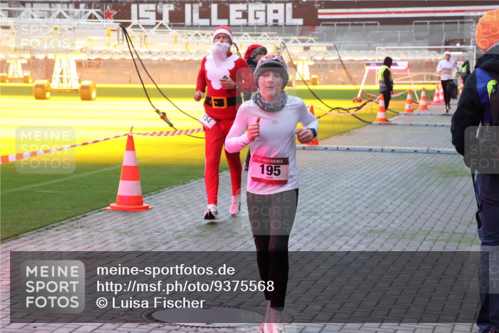 07.12.2025 - St. Pauli X-Mass-Run No. 15 Luisa Fischer http://msf.ph/oto/9375568 07.12.2025 09:52:57 Ziel 154, 15, 195, 154, 195, 1052, 1241, 1296, 2034 meine-sportfotos.de