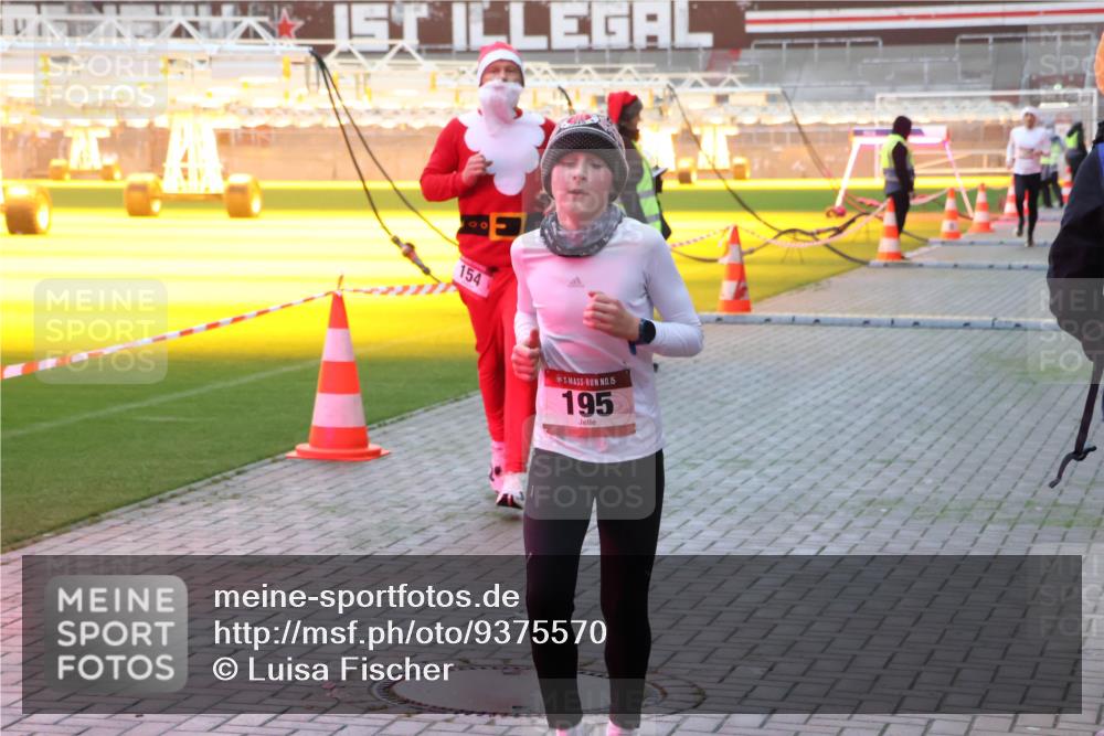 07.12.2025 - St. Pauli X-Mass-Run No. 15 Luisa Fischer http://msf.ph/oto/9375570 07.12.2025 09:52:57 Ziel 00, 154, 15, 195, 154, 195, 1052, 1241, 1296, 2034 meine-sportfotos.de