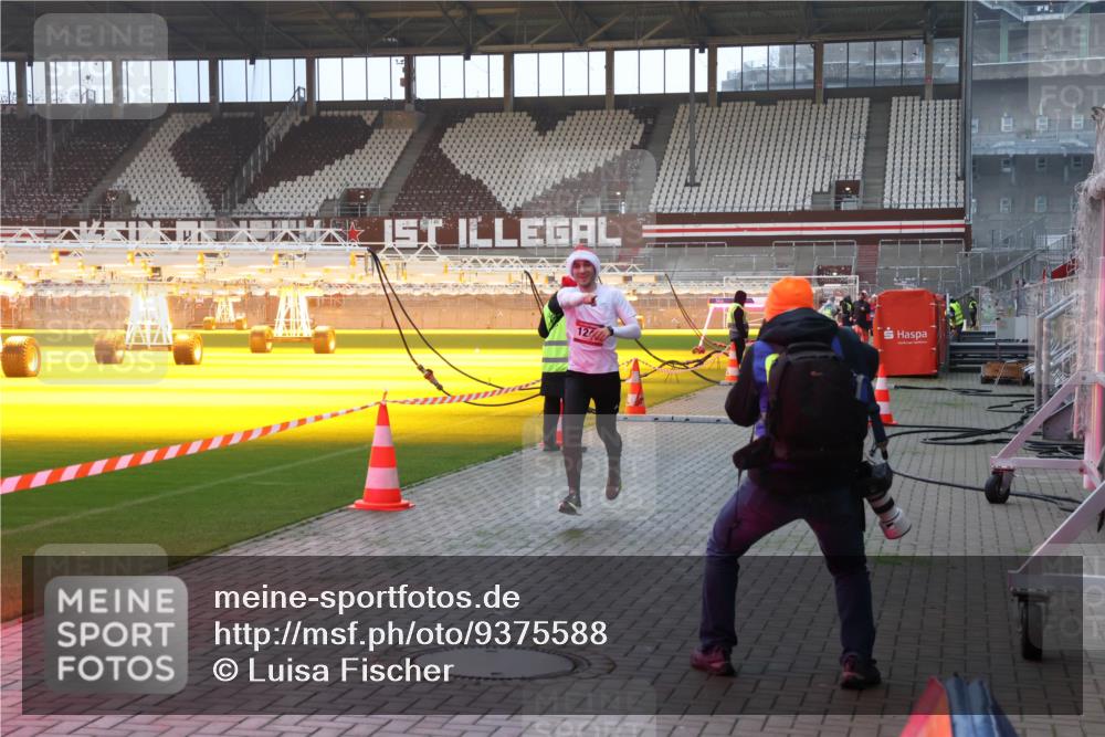 07.12.2025 - St. Pauli X-Mass-Run No. 15 Luisa Fischer http://msf.ph/oto/9375588 07.12.2025 09:53:04 Ziel 12, 154, 195, 1052, 1241, 1296, 2034 meine-sportfotos.de