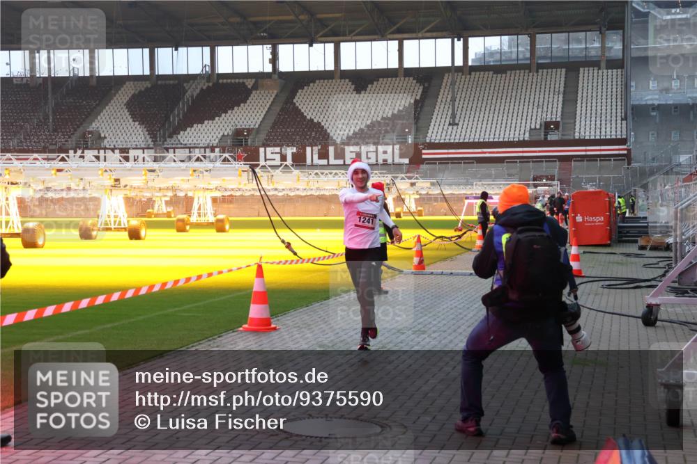 07.12.2025 - St. Pauli X-Mass-Run No. 15 Luisa Fischer http://msf.ph/oto/9375590 07.12.2025 09:53:04 Ziel 1241, 154, 195, 1052, 1241, 1296, 2034 meine-sportfotos.de