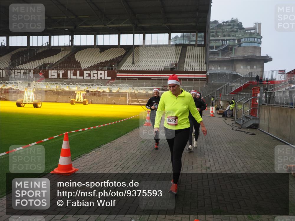 07.12.2025 - St. Pauli X-Mass-Run No. 15 Fabian Wolf http://msf.ph/oto/9375593 07.12.2025 10:04:44 Ziel 713, 1217, 1522, 1701, 2569, 2570, 3477, 3894, 3911, 4080, 4553, 4557 meine-sportfotos.de